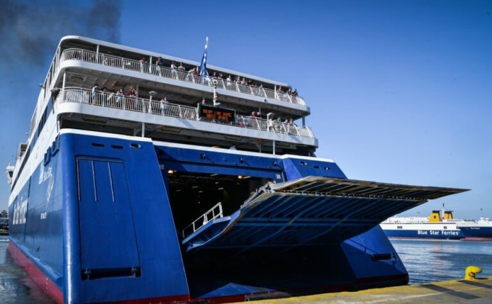 Αυξημένη από το πρωί η κίνηση στο λιμάνι του Πειραιά, για την αναχώρηση ταξιδιωτών για τα νησιά. Αυστηροί οι έλεγχοι στην είσοδο των πλοίων για τα απαιτούμενα πιστοποιητικά για τον Covid-19 προκειμένου να γίνει η επιβίβαση, Σάββατο 10 Ιουλίου 2021  (ΤΑΤΙΑ
