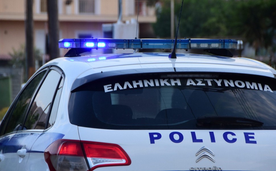 ΑΡΓΟΣ - Σε θανατηφόρο εξελίχθηκε το απογευματινό τροχαίο στην οδό Κανάρη στο Άργος, με θύμα 33χρονο αστυνομικό ο οποίος υπηρετούσε στο Τμήμα Ασφαλείας Άργους-Μυκηνών. Για άγνωστο μέχρι στιγμής λόγο το μηχανάκι που οδηγούσε ο 33χρονος προσέκρουσε σε κολώνα