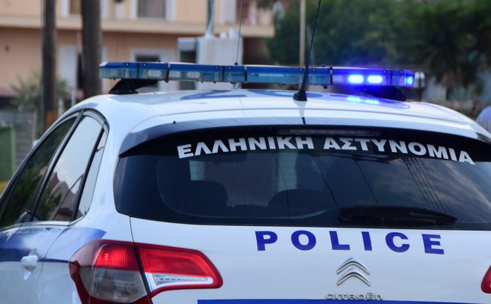 ΑΡΓΟΣ - Σε θανατηφόρο εξελίχθηκε το απογευματινό τροχαίο στην οδό Κανάρη στο Άργος, με θύμα 33χρονο αστυνομικό ο οποίος υπηρετούσε στο Τμήμα Ασφαλείας Άργους-Μυκηνών. Για άγνωστο μέχρι στιγμής λόγο το μηχανάκι που οδηγούσε ο 33χρονος προσέκρουσε σε κολώνα