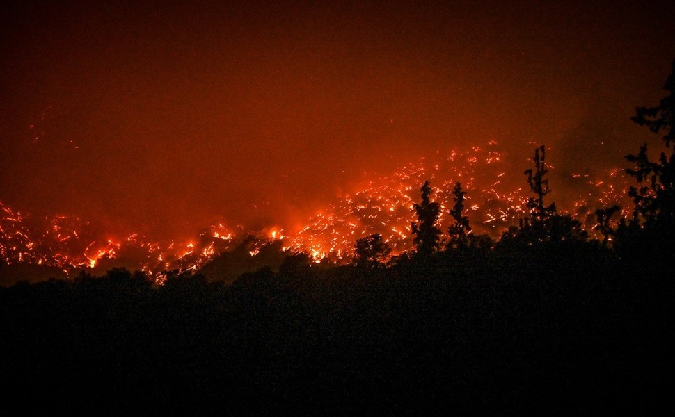 Πυρκαγιά στο Αίγιο, που ξέσπασε σήμερα το απόγευμα.Μάχη μέσα στην νύχτα της πυροσβεστικής, για να μην κατέβει η φωτιά στον οικισμό Τράπεζα, Κυριακή 23 Ιουλίου 2023  (ΓΙΩΤΑ ΛΟΤΣΑΡΗ/EUROKINISSI)