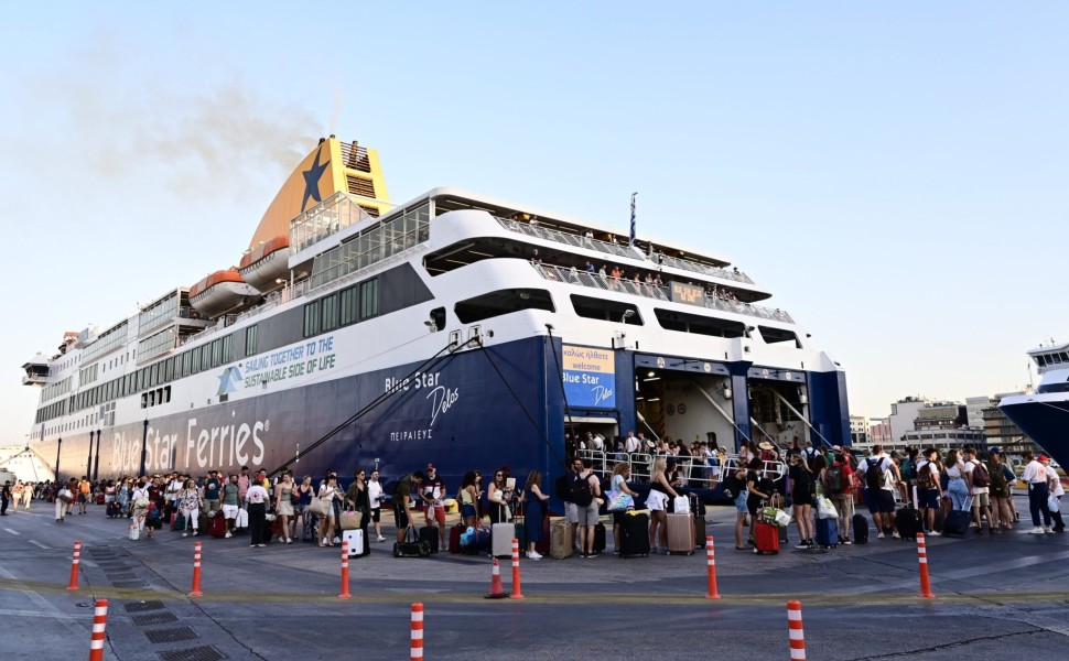 Στιγμιότυπο από το λιμάνι του Πειραιά, Σάββατο 29 Ιουλίου 2023. Η έξοδος των αδειούχων κορυφώνεται, με τα πλοία να αναχωρούν γεμάτα από τα λιμάνια. Αυξημένη καταγράφεται από νωρίς το πρωί η κίνηση στο λιμάνι, καθώς βρίσκεται σε εξέλιξη η μεγάλη έξοδος των