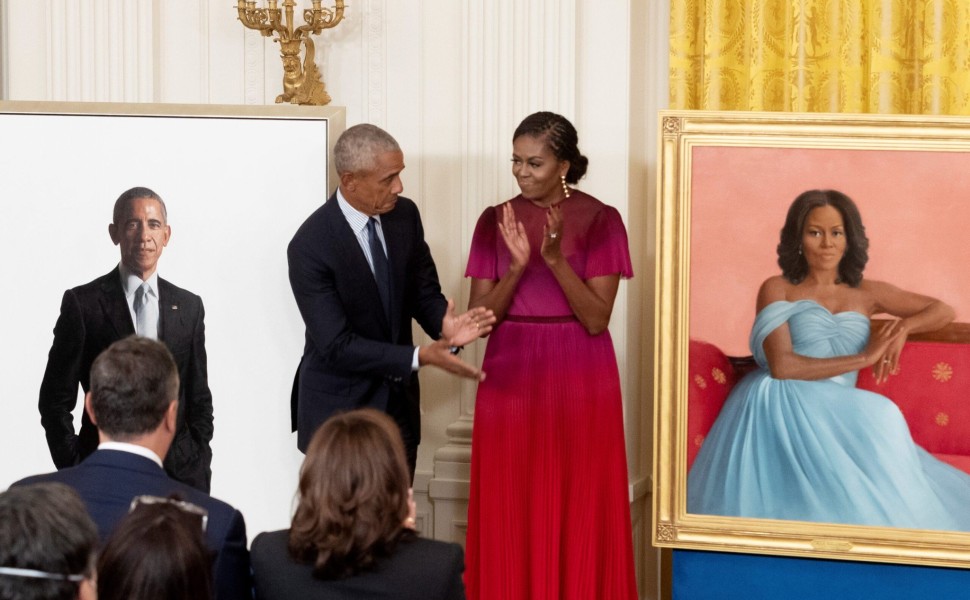 epaselect epa10168180 Former President Barack Obama (L) and former First Lady Michelle Obama (R) attend the unveiling of their official White House portraits, in the East Room of the White House in Washington, DC, USA, 07 September 2022. The official port