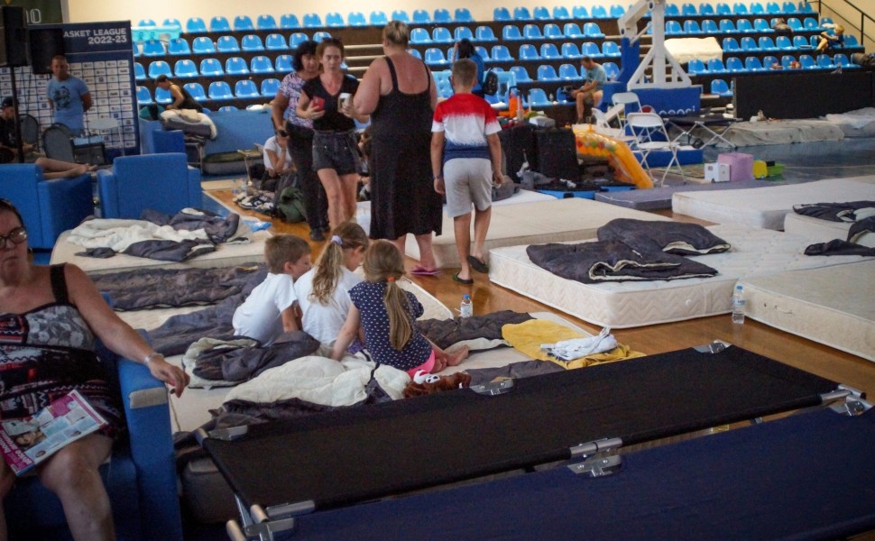 Τουρίστες από τις περιοχές που εκκενώθηκαν στην Ρόδο, παραμένουν σε κλειστά γήπεδα και σχολεία, όπου τους παράσχονται φαγητό, νερό και υποδομές ύπνου.Η μεγάλη πυρκαγιά στο νησί, συνεχίζεται για έβδομη ημέρα, Δευτέρα 24 Ιουλίου 2023 (ΑΡΓΥΡΗΣ ΜΑΝΤΙΚΟΣ/EUROK